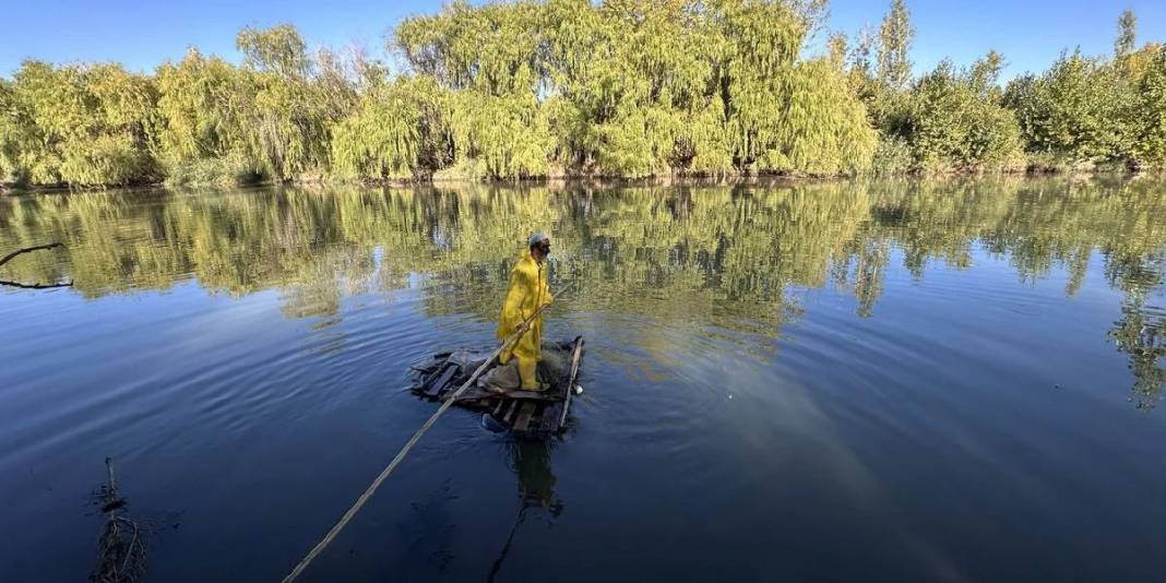 Araç lastiklerinden sal yaptı, kendini sulara saldı! ‘Kelek’ ile geçen 55 yıl: Dicle Nehri'nde tek tek avlıyor 1